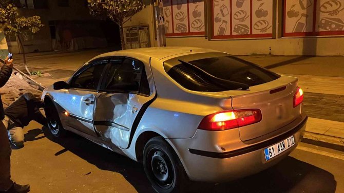 Motorlu Kurye Otomobile Çarptı: 5 Yaralı
