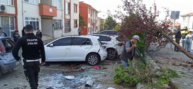 Kontrolden Çıkan Otomobil 4 Araca Çarparak Durabildi
