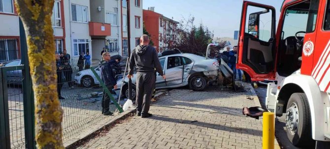 Kontrolden Çıkan Otomobil 4 Araca Çarparak Durabildi