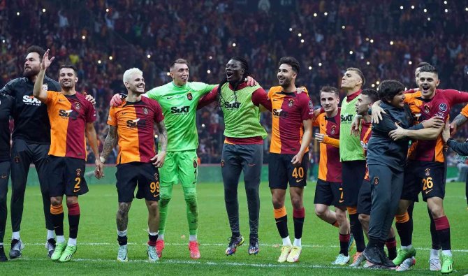 Galatasaraylı Futbolcular, Derbi Galibiyetini Taraftarlarla Kutladı