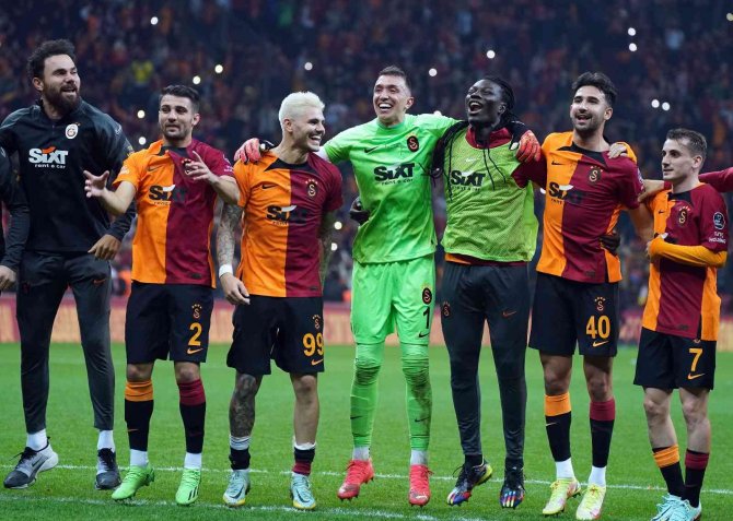 Galatasaraylı Futbolcular, Derbi Galibiyetini Taraftarlarla Kutladı