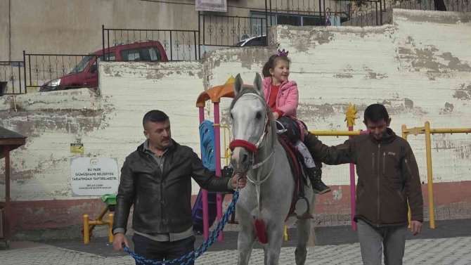 Anaokulu Öğrencilerine Hayvan Sevgisini Atlarla Aşıladılar