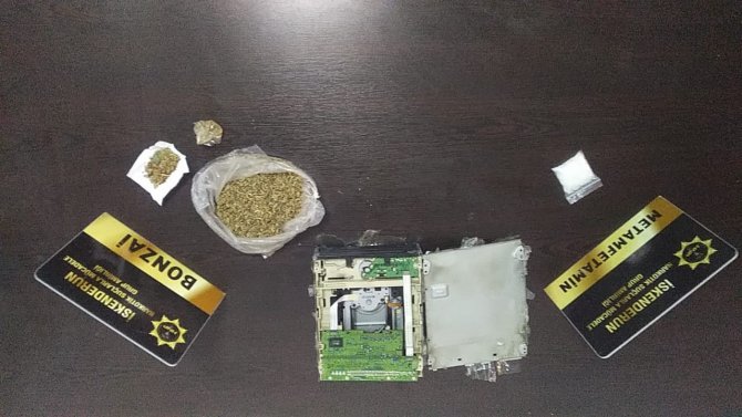 Araba Teybinin İçinden Uyuşturucu Çıktı
