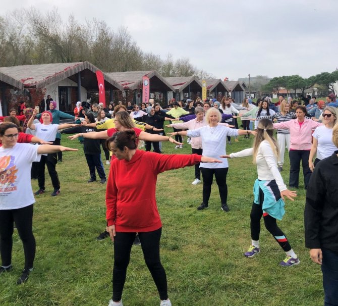 160 Kadın Aynı Anda Açık Havada Zumba Yaptı
