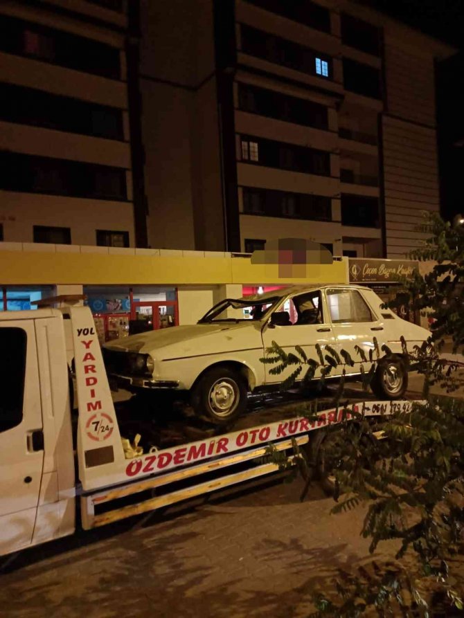 Otomobilin Kaldırıma Çarpıp Ters Döndüğü Anlar Güvenlik Kamerasına Yansıdı