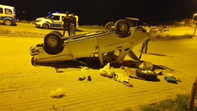 Otomobilin Kaldırıma Çarpıp Ters Döndüğü Anlar Güvenlik Kamerasına Yansıdı