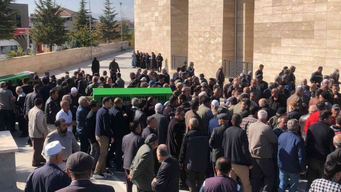 Elma Bahçesinde Ölü Bulunan Yaşlı Adam Son Yolculuğuna Uğurlandı