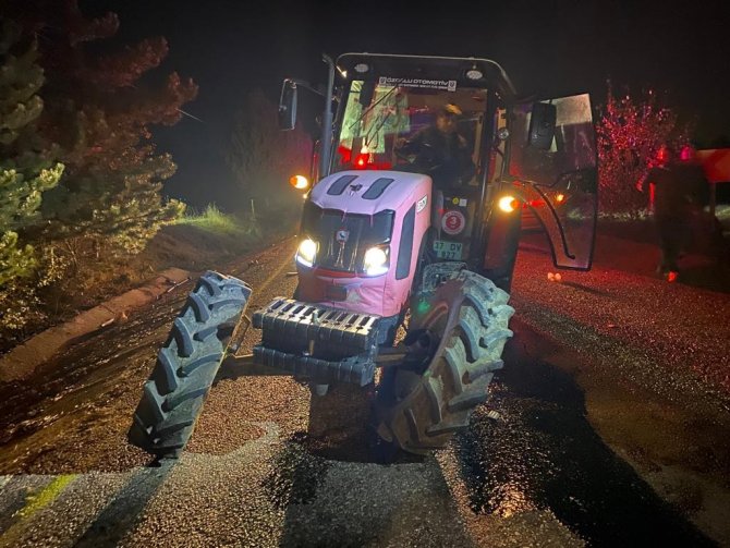 Otomobil İle Traktör Çarpıştı: 3 Yaralı