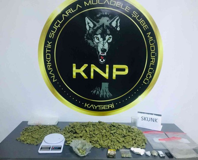 Polis Uyuşturucu Tacirini Nefes Kesen Kovalamaca Sonucu Yakaladı