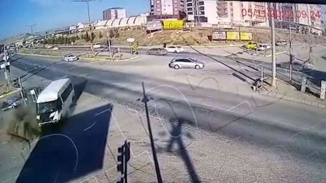 Yolcu Minibüsü İle Pikabın Çarpıştığı Kaza Kamerada: 4 Yaralı