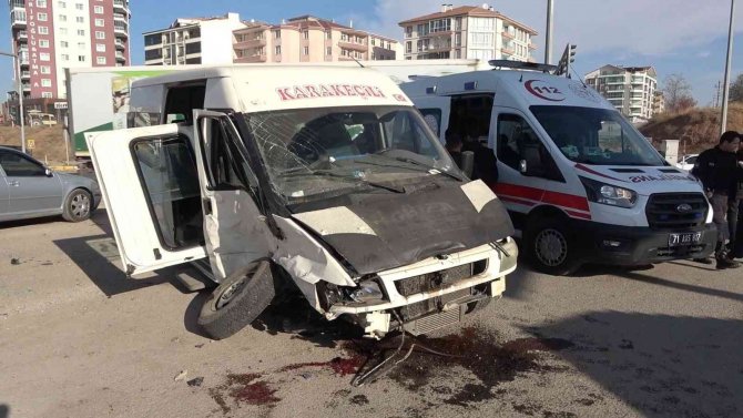 Yolcu Minibüsü İle Pikabın Çarpıştığı Kaza Kamerada: 4 Yaralı