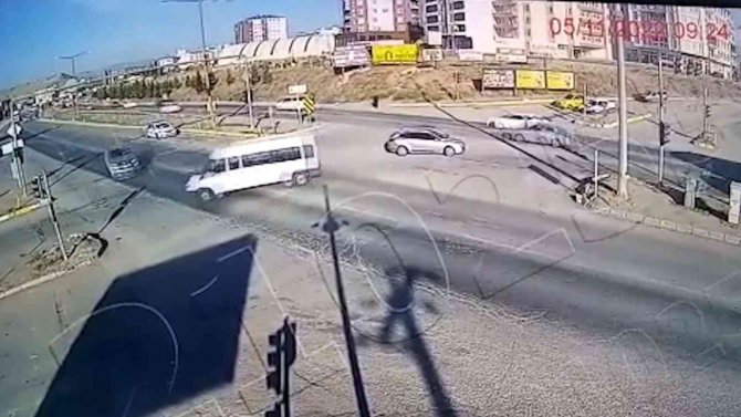 Yolcu Minibüsü İle Pikabın Çarpıştığı Kaza Kamerada: 4 Yaralı