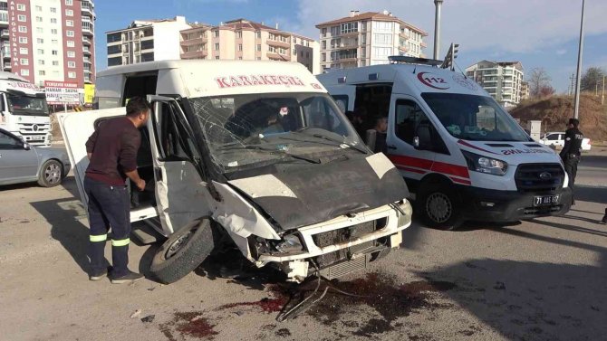 Minibüs İle Pikap Çarpıştı: 4 Yaralı