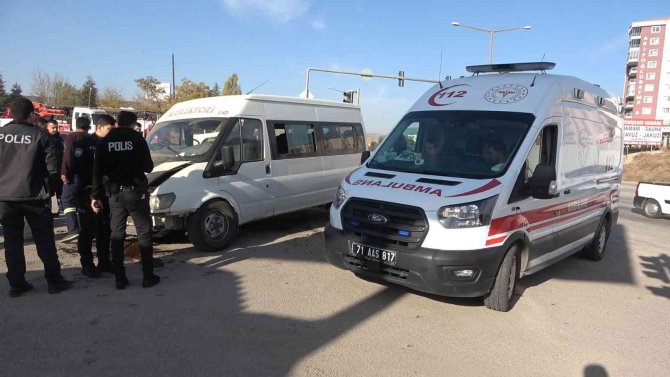 Minibüs İle Pikap Çarpıştı: 4 Yaralı
