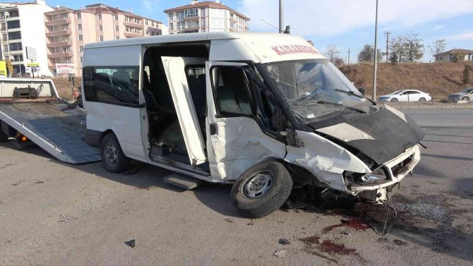 Minibüs İle Pikap Çarpıştı: 4 Yaralı