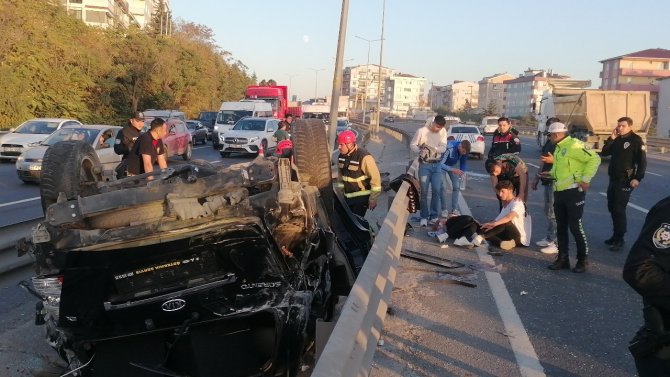 D-100’de Takla Atan Otomobildeki 4 Kişi Yaralandı