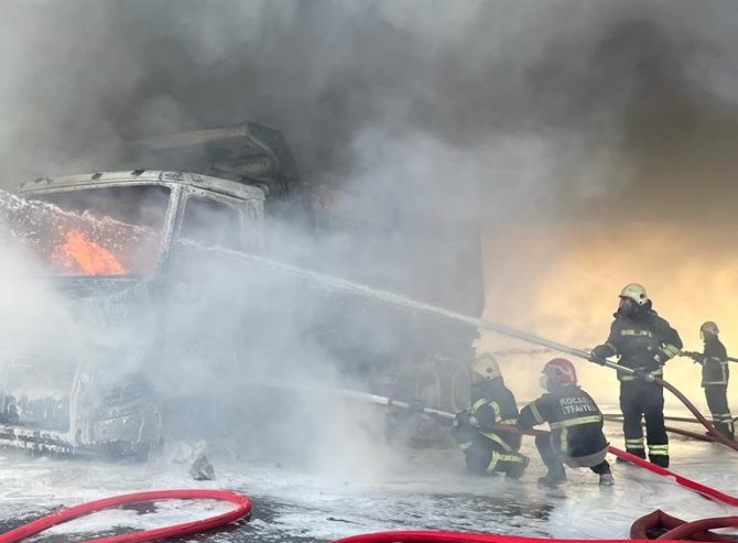 Tamire Giden Kamyon D-100’de Alev Alev Yandı