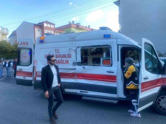 Ambulans İle Halk Otobüsü Çarpıştı: 4 Yaralı