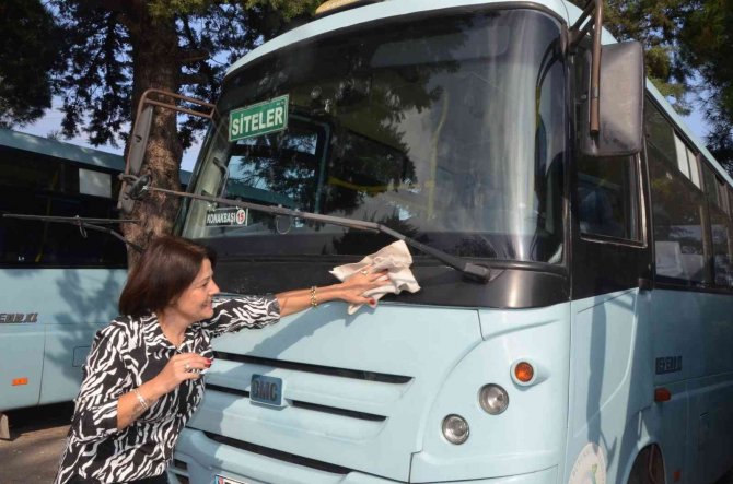 Eşinin Elinden Dolmuşu Aldı, Meslekte Erkeklere Taş Çıkartıyor