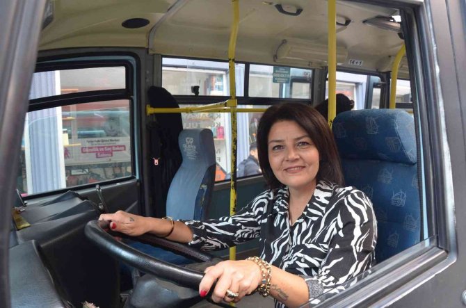 Eşinin Elinden Dolmuşu Aldı, Meslekte Erkeklere Taş Çıkartıyor