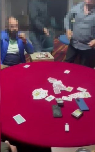 Sancaktepe’de Polisler, Girişi Kameralarla İzlenen İş Yerine Yangın Merdiveninden Girerek Kumar Baskını Yaptı