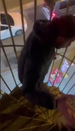 Sancaktepe’de Polisler, Girişi Kameralarla İzlenen İş Yerine Yangın Merdiveninden Girerek Kumar Baskını Yaptı