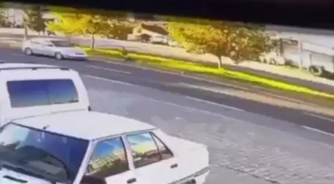 Şanlıurfa’da Otomobilin Çocuğa Çarpma Anı Kamerada