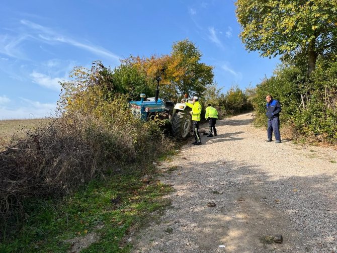 El Frenini Tam Çekmeyen Sürücü Traktörün Altında Kaldı