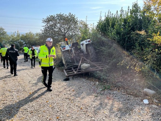 El Frenini Tam Çekmeyen Sürücü Traktörün Altında Kaldı
