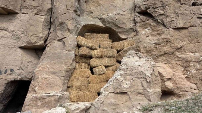 Taş Devrinden Kalan Mağara Apartman Samanlık Oldu