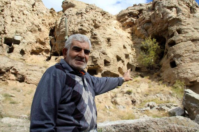 Taş Devrinden Kalan Mağara Apartman Samanlık Oldu