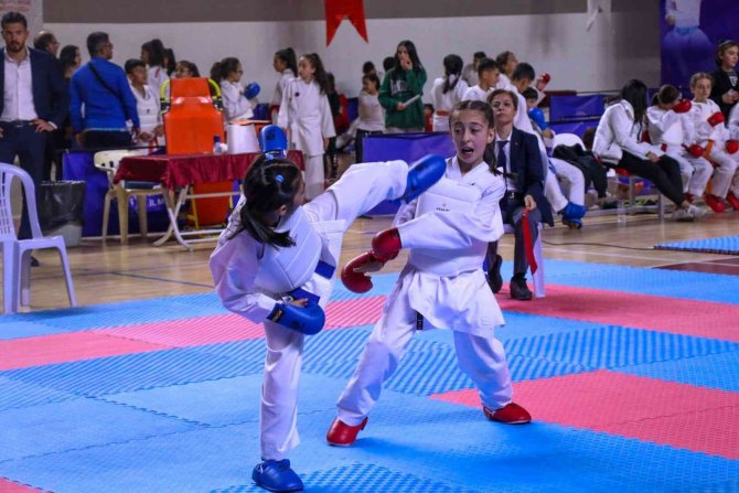 7. Cumhuriyet Kupası İller Arası Karate Turnuvası Sivas’ta Başladı