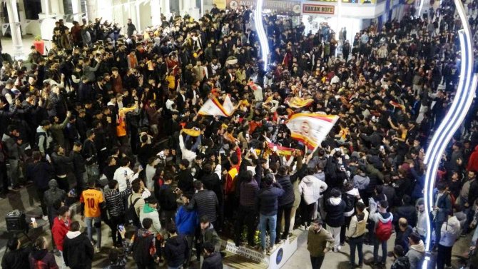Van’da Galatasaraylı Taraftarların Derbi Coşkusu