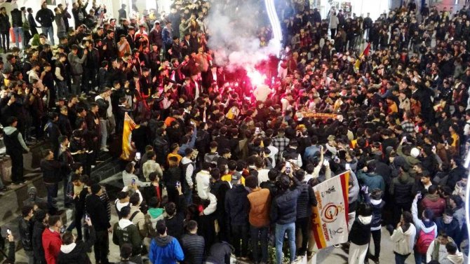 Van’da Galatasaraylı Taraftarların Derbi Coşkusu