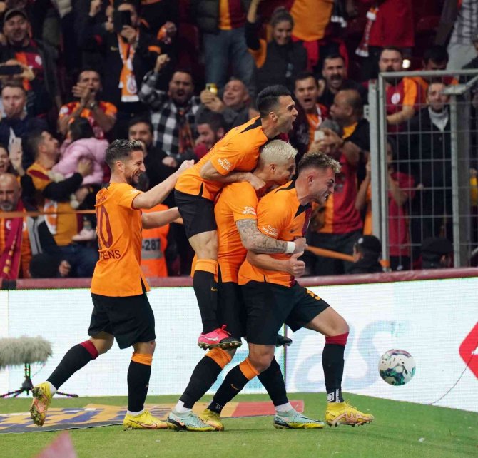 Spor Toto Süper Lig: Galatasaray: 1 - Beşiktaş: 1 (İ̇lk Yarı)