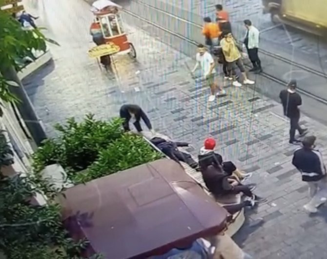 Taksim’de Dehşet Anları Kamerada: Banka Yattı Diye Maket Bıçağıyla Yüzünü Kesti