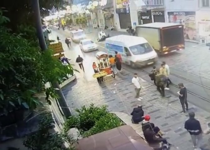 Taksim’de Dehşet Anları Kamerada: Banka Yattı Diye Maket Bıçağıyla Yüzünü Kesti