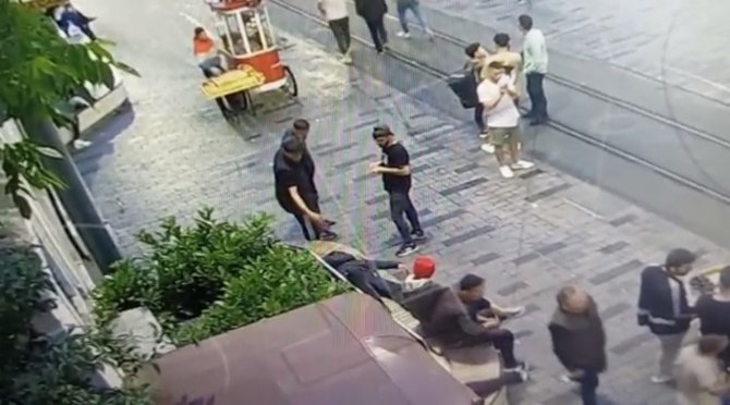 Taksim’de Dehşet Anları Kamerada: Banka Yattı Diye Maket Bıçağıyla Yüzünü Kesti