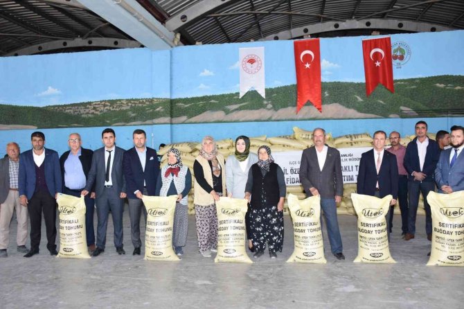Pazarlar’da 125 Çiftçiye Sertifikalı 20 Ton Buğday Ve 20 Ton Arpa Tohumu Dağıtıldı