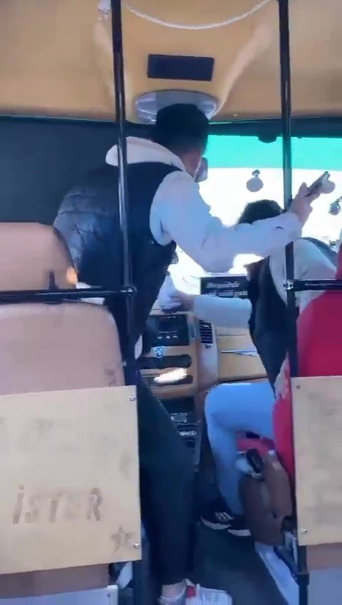 Tem Otoyolunda Minibüste ‘Seyir Halindeyken Şoför Değişikliği’ Kamerada