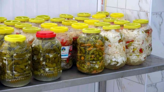Yozgat’ta Kadınlar, Daha Önce Evlerde Ürettikleri Turşunun Seri Üretimine Geçti