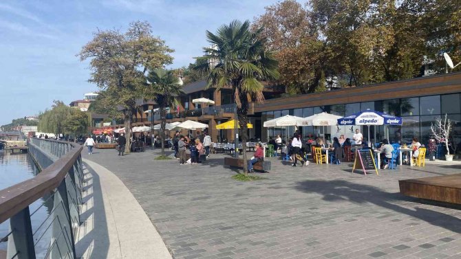 Sıcak Havanın Tadını Yürüyüş Yaparak Ve Balık Tutarak Değerlendirdiler