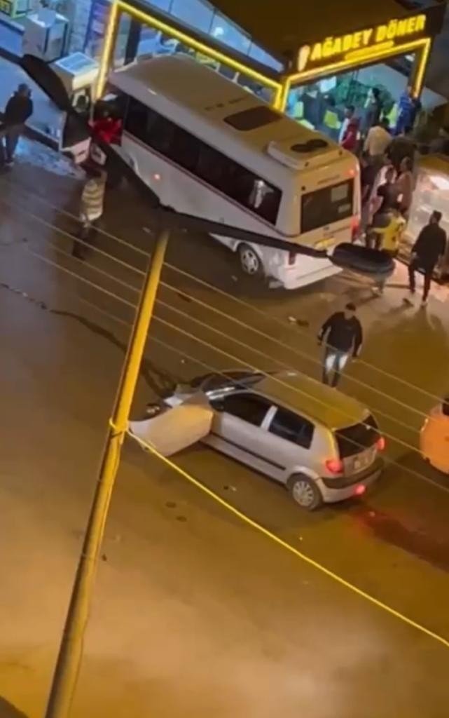 Kaza Yapan Sürücü Çılgına Döndü, Aracına Zarar Verdi
