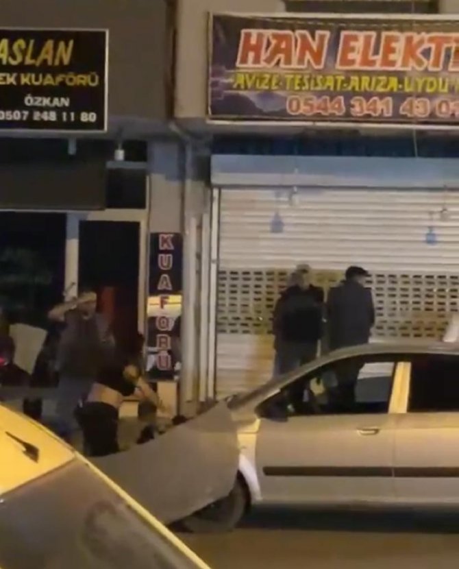 Kaza Yapan Sürücü Çılgına Döndü, Aracına Zarar Verdi