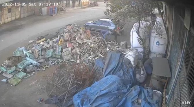 Çaldıkları Hurdaları Otomobile Yükleyip Kaçtılar, O Anlar Kamerada