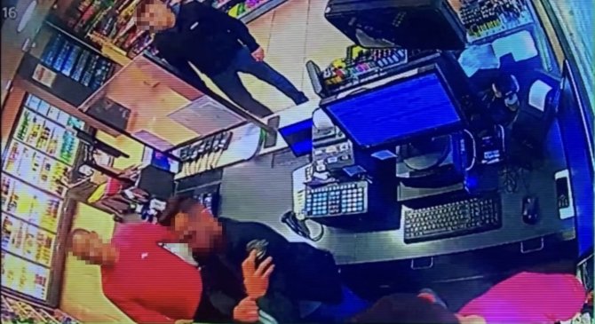 İ̇stanbul’da Markette Dehşet Anları Kamerada: Kovalayıp Dövdükleri Genci Kaçırdılar