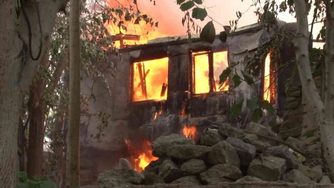 Üsküdar’da Alev Alev Yanan Metruk Bina Çöktü, Yangın Vakıf Binasına Sıçradı