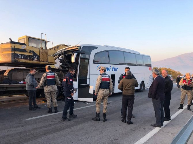 Amasya’da Yolcu Otobüsü, Tırın Taşıdığı İş Makinesine Çarptı: 1 Kişi Öldü, Çok Sayıda Yaralı Var