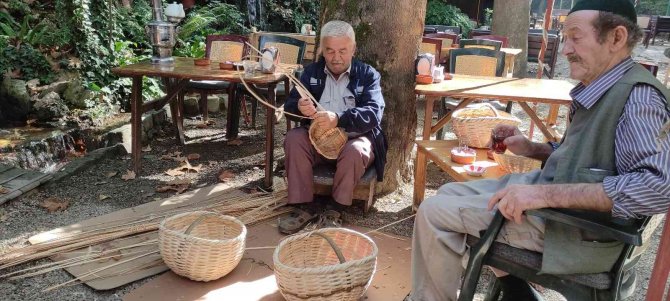 Kafelerde Sepet Örüp Turistlere Satıyor