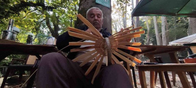 Kafelerde Sepet Örüp Turistlere Satıyor